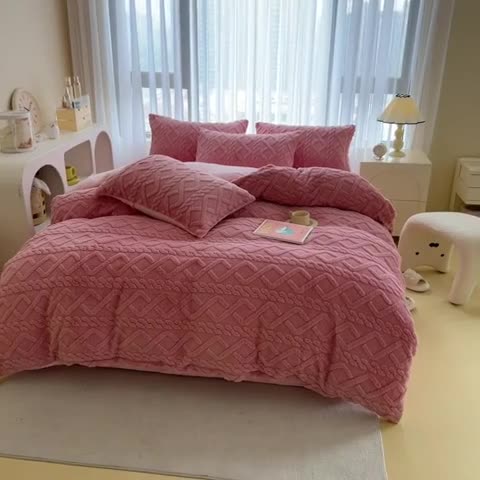 91家纺网 家纺一手货源 找家纺 绒世界 2024秋冬新款加厚塔芙绒简约款牛奶绒四件套 甜粉