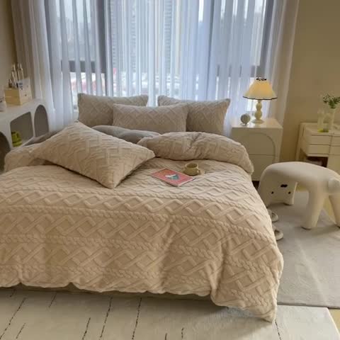 91家纺网 家纺一手货源 找家纺 绒世界 2024秋冬新款加厚塔芙绒简约款牛奶绒四件套 奶白灰