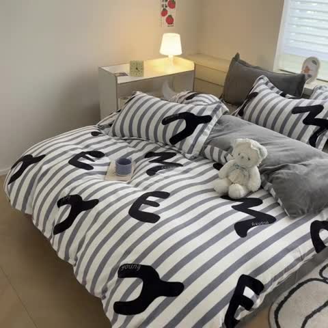 91家纺网 家纺一手货源 找家纺 金丝鸟家纺 2023新款220g全消光简约款牛奶绒四件套 休闲字母