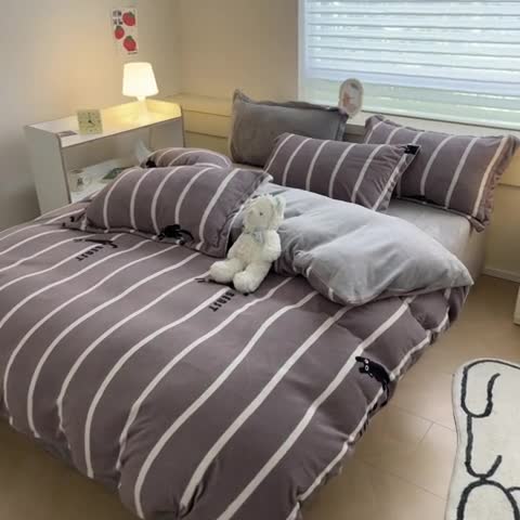 91家纺网 家纺一手货源 找家纺 金丝鸟家纺 2023新款220g全消光简约款牛奶绒四件套 条纹猫咖