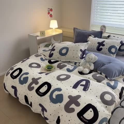 91家纺网 家纺一手货源 找家纺 金丝鸟家纺 2023新款220g全消光简约款牛奶绒四件套 奇幻字母