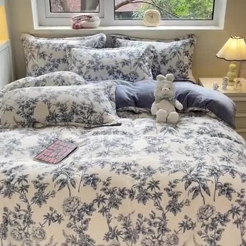 91家纺网 家纺一手货源 找家纺 金丝鸟家纺 2023新款220g全消光印花款牛奶绒四件套 知秋 蓝