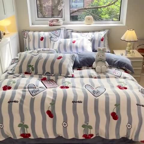 91家纺网 家纺一手货源 找家纺 金丝鸟家纺 2023新款220g全消光印花款牛奶绒四件套 条纹樱桃兔