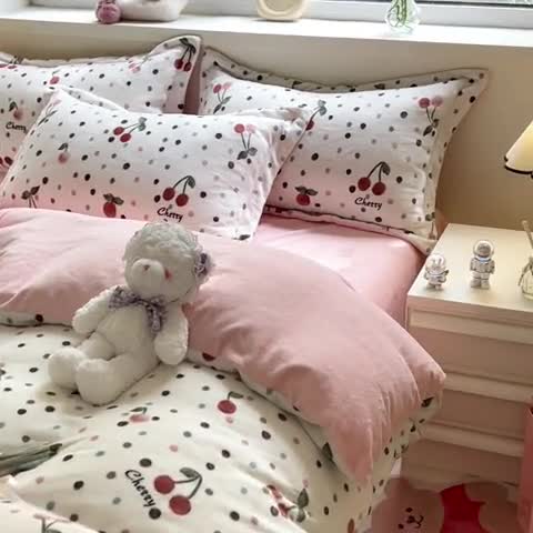 91家纺网 家纺一手货源 找家纺 金丝鸟家纺 2023新款220g全消光印花款牛奶绒四件套 樱桃点点