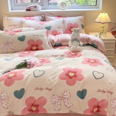 91家纺网 家纺一手货源 找家纺 金丝鸟家纺 2023新款220g全消光印花款牛奶绒四件套 日光