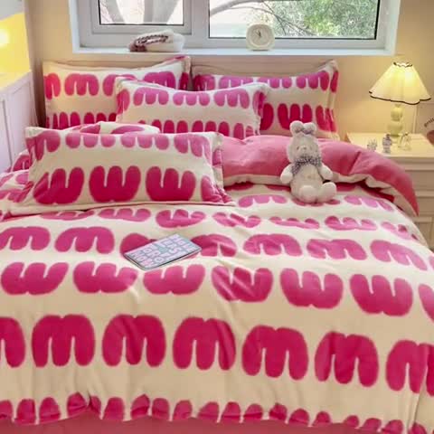 91家纺网 家纺一手货源 找家纺 金丝鸟家纺 2023新款220g全消光印花款牛奶绒四件套 多巴胺m