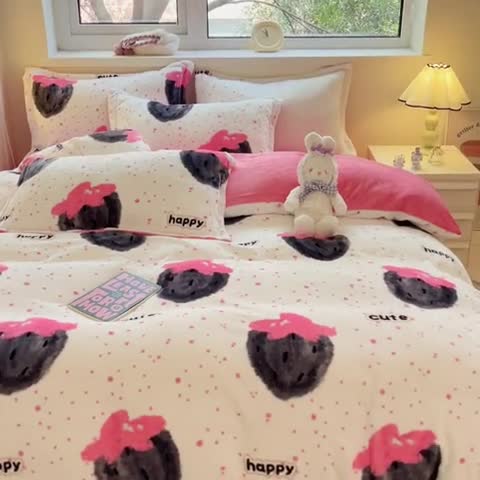 91家纺网 家纺一手货源 找家纺 金丝鸟家纺 2023新款220g全消光印花款牛奶绒四件套 爆汁草莓