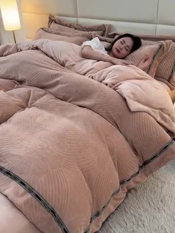 91家纺网 家纺一手货源 找家纺 妮恒美 2023新款牛奶绒雕花压线款四件套 流年-奶咖