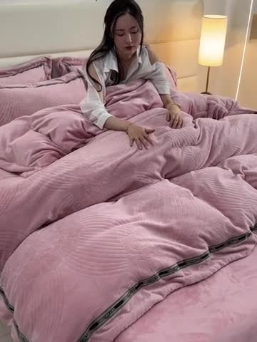 91家纺网 家纺一手货源 找家纺 妮恒美 2023新款牛奶绒雕花压线款四件套 流年-豆沙