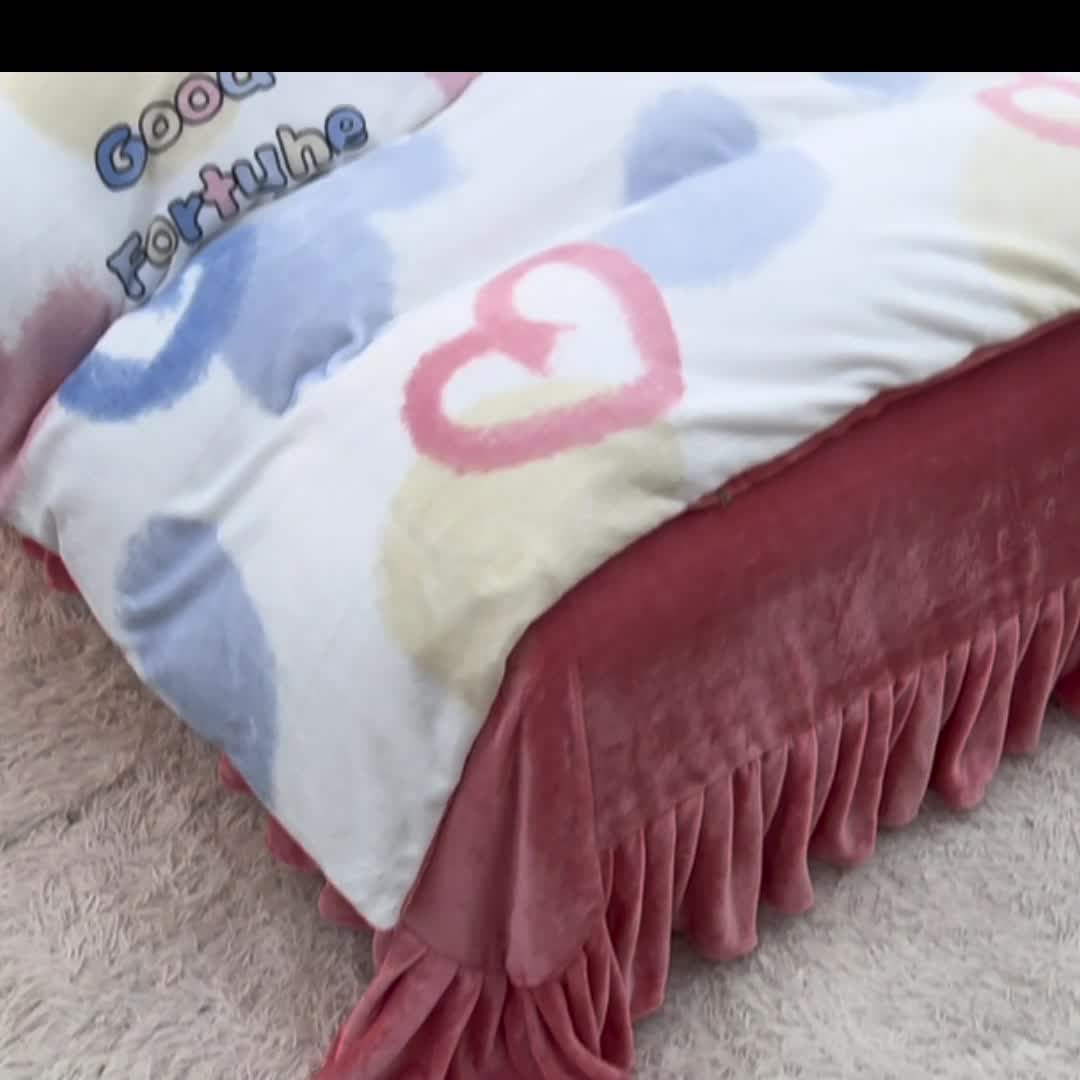 91家纺网 家纺一手货源 找家纺 牵梦萦家纺 2025新款牛奶绒印花四件套系列 怦然心动