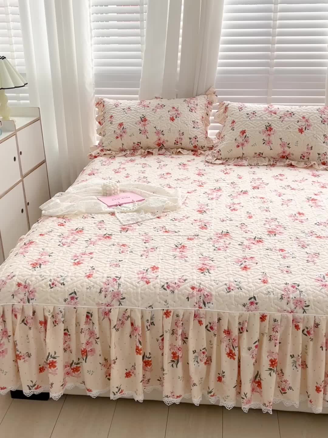 91家纺网 家纺一手货源 找家纺 罗艺轩 2024新款全棉花边床笠式夹棉床裙三件套波赛尔庄园-小时光