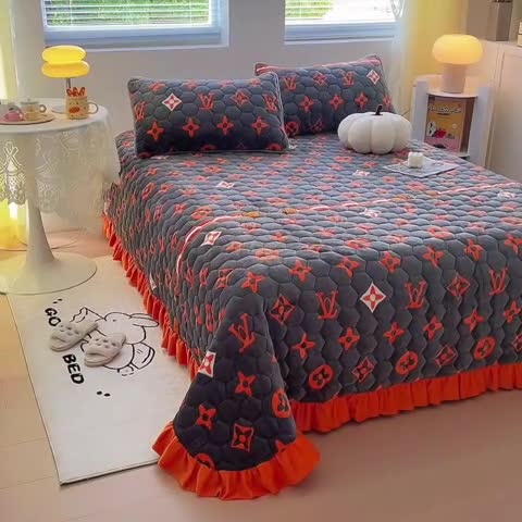 91家纺网 家纺一手货源 找家纺 情煊 2023新款牛奶绒印花床盖 大牌风范