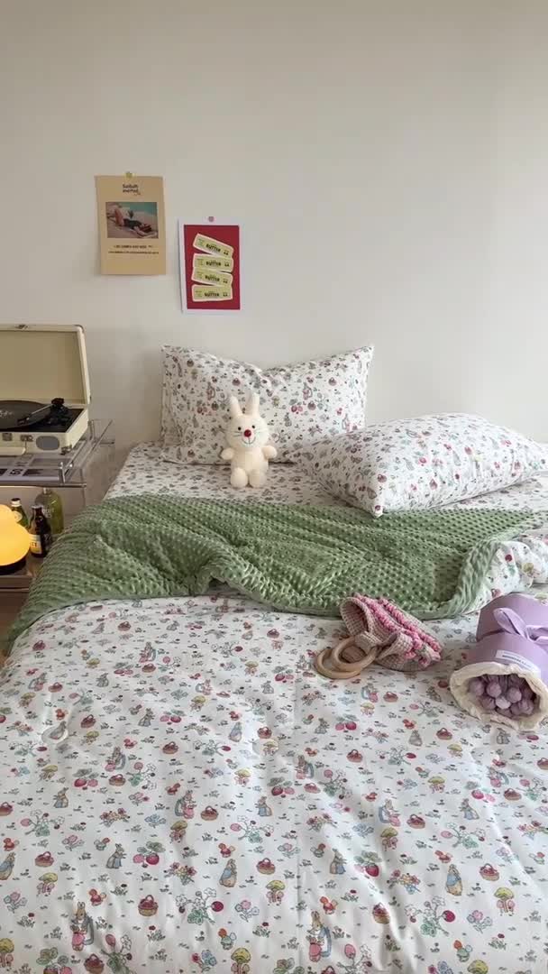 91家纺网 家纺一手货源 找家纺 星期八 2023新款复古碎花全棉豆豆春秋被四件套 竹篮兔