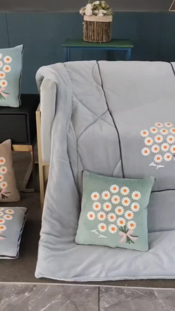 91家纺网 家纺一手货源 找家纺 伊可爱抱枕被 2023新款牛奶绒绣花抱枕被 花之恋-天空蓝