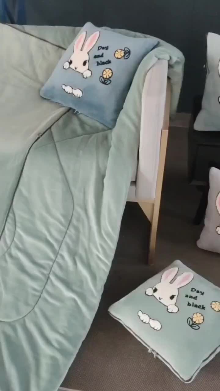 91家纺网 家纺一手货源 找家纺 伊可爱抱枕被 2023新款牛奶绒绣花抱枕被 幸运兔-绿色