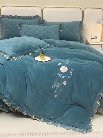 91家纺网 家纺一手货源 找家纺 卡迪亚 2023新款婴儿绒床盖款刺绣四件套床裙系列 孔雀兰