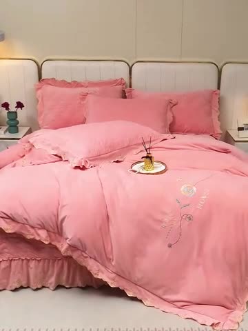 91家纺网 家纺一手货源 找家纺 卡迪亚 2023新款婴儿绒床盖款刺绣四件套床裙系列 暖红玉