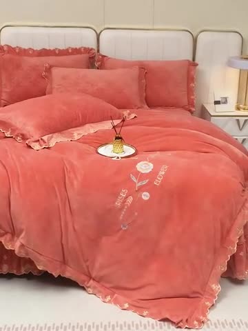 91家纺网 家纺一手货源 找家纺 卡迪亚 2023新款婴儿绒床盖款刺绣四件套床裙系列 珊瑚桔