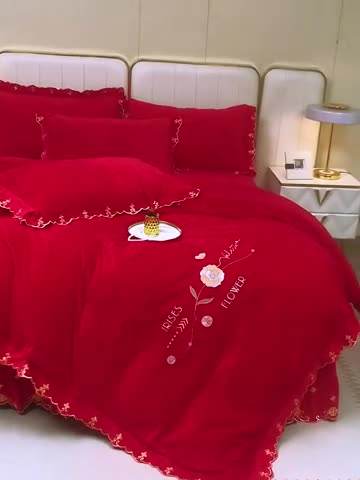 91家纺网 家纺一手货源 找家纺 卡迪亚 2023新款婴儿绒床盖款刺绣四件套床裙系列 喜庆红
