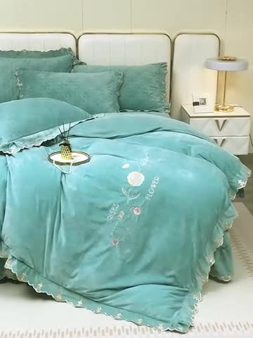 91家纺网 家纺一手货源 找家纺 卡迪亚 2023新款婴儿绒床盖款刺绣四件套床裙系列 香果绿