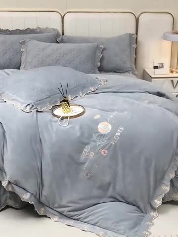 91家纺网 家纺一手货源 找家纺 卡迪亚 2023新款婴儿绒床盖款刺绣四件套床裙系列 月光灰