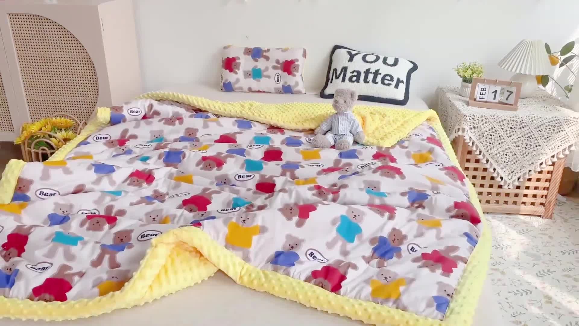 91家纺网 家纺一手货源 找家纺 十九色 2024新款儿童全棉豆豆被春秋被冬被婴幼儿安抚毯被子 糖果熊