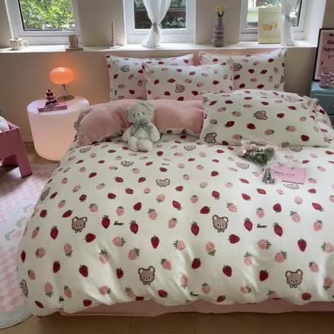 91家纺网 家纺一手货源 找家纺 曼之夏2023新款牛奶绒印花四件套 绒-草莓甜熊