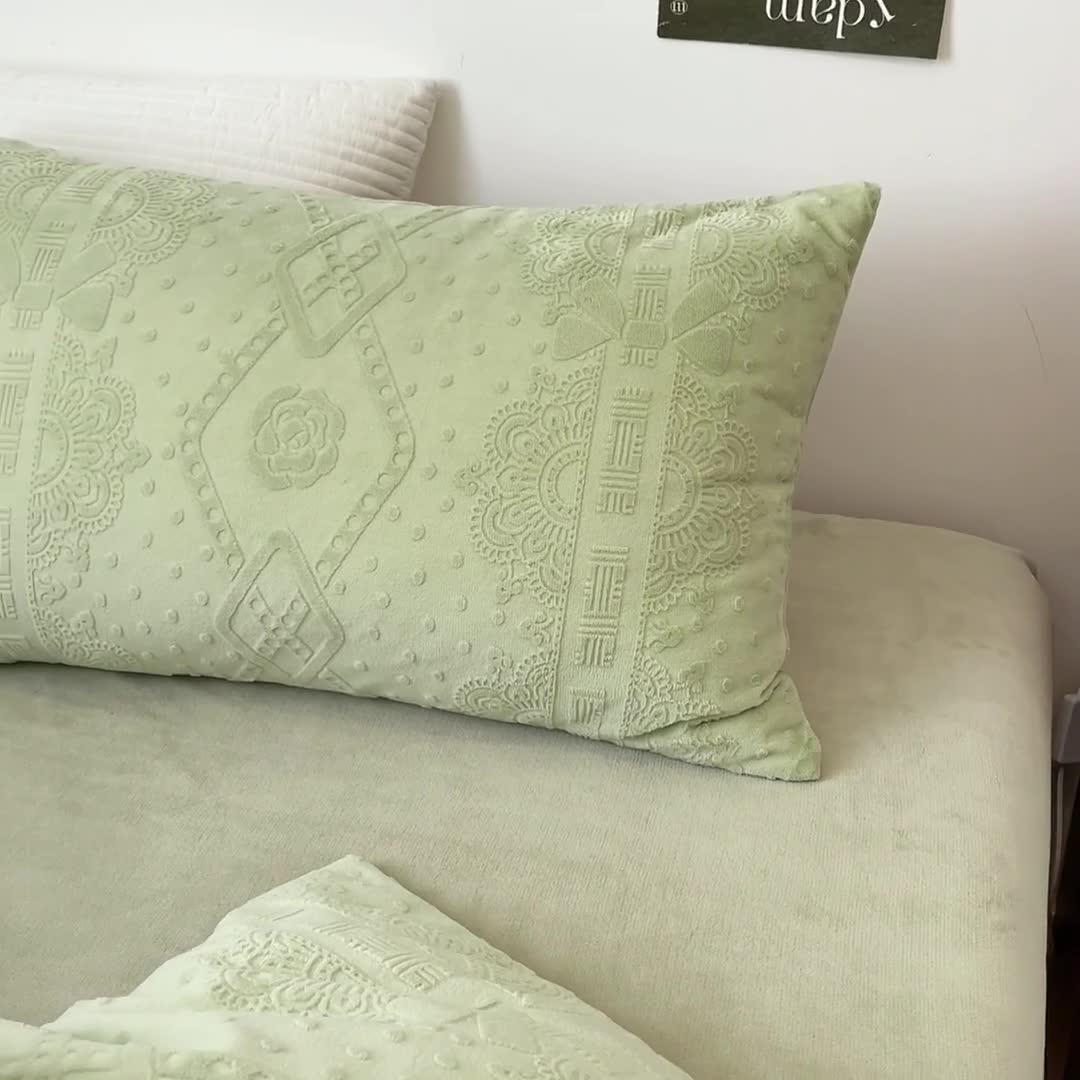 91家纺网 家纺一手货源 找家纺 优彩 2023新款高克重烂花牛奶绒剪花立体雕花牛奶绒四件套 米兰-森绿