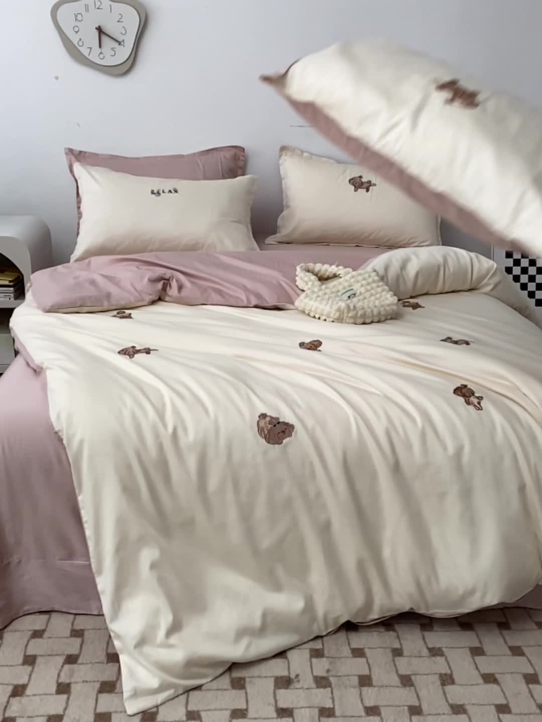 91家纺网 家纺一手货源 找家纺 秀色60支可爱刺绣贡缎长绒棉四件套全棉纯棉床上被套奶油狗-奶昔白茱萸粉