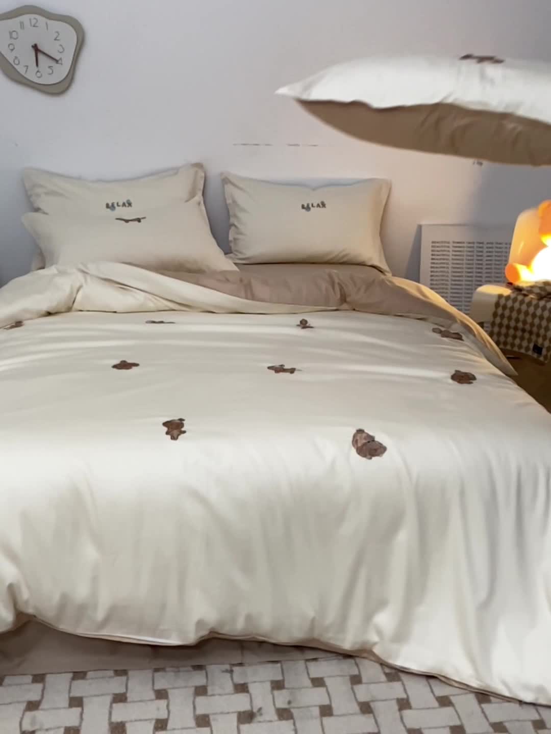 91家纺网 家纺一手货源 找家纺 秀色60支可爱刺绣贡缎长绒棉四件套全棉纯棉床上被套奶油狗-奶昔白香槟金