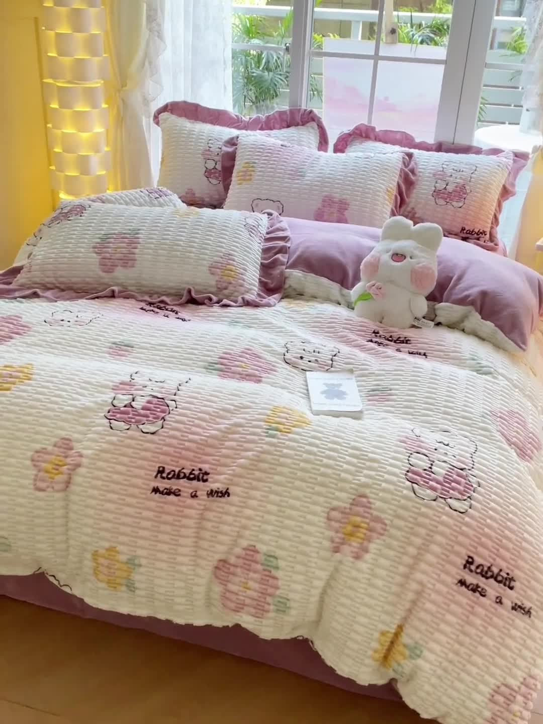 91家纺网 家纺一手货源 找家纺 摩妮卡 2025新款小清新高克重提花牛奶绒四件套玉米绒单被套 多米熊