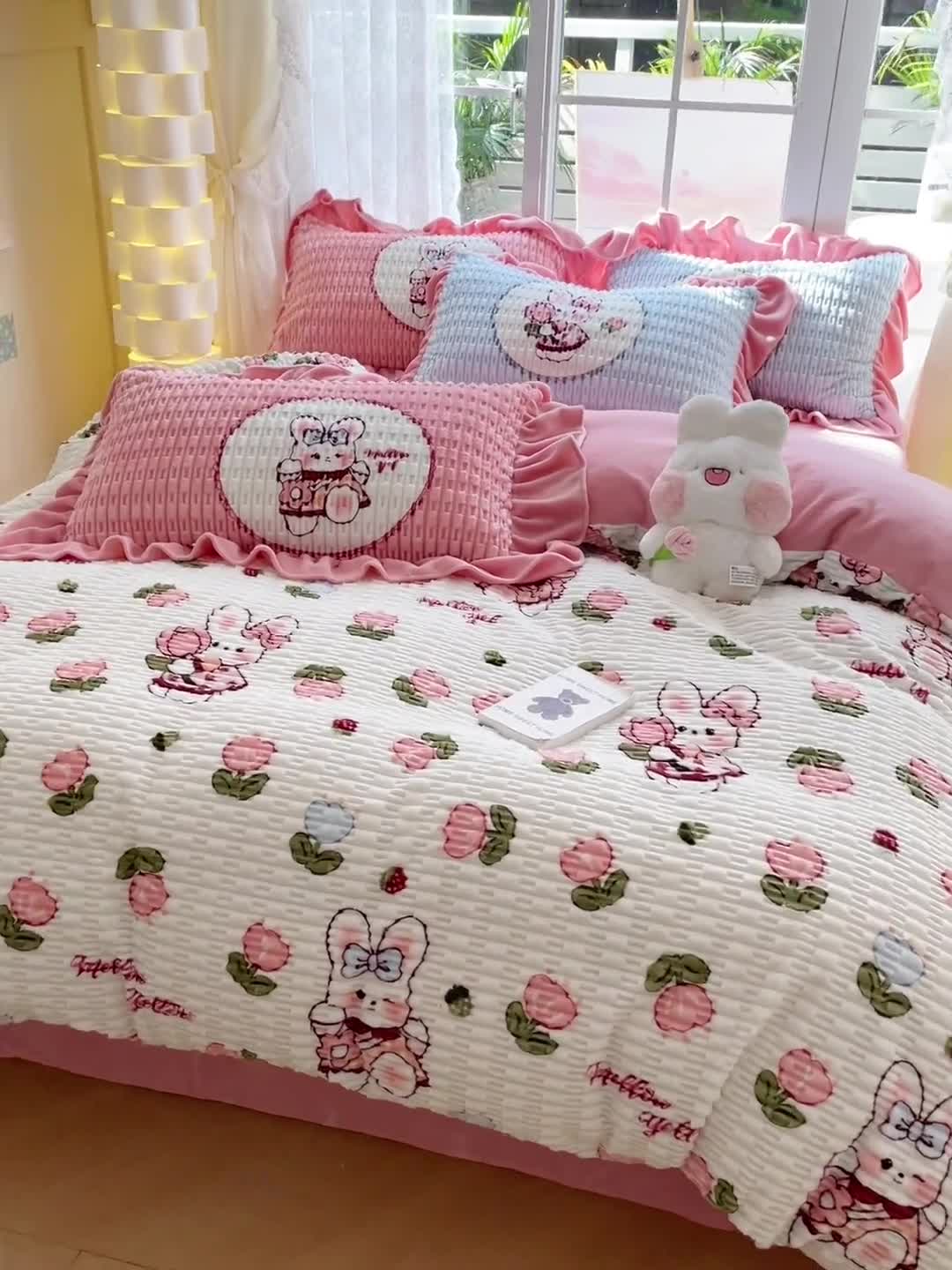 91家纺网 家纺一手货源 找家纺 摩妮卡 2025新款小清新高克重提花牛奶绒四件套玉米绒单被套 缤纷兔