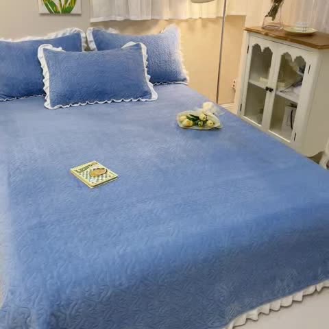 91家纺网 家纺一手货源 找家纺 沐辰家居2023新款牛奶绒印花床盖 天空蓝