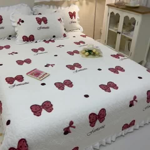 91家纺网 家纺一手货源 找家纺 沐辰家居2023新款牛奶绒印花床盖 点点蝴蝶结