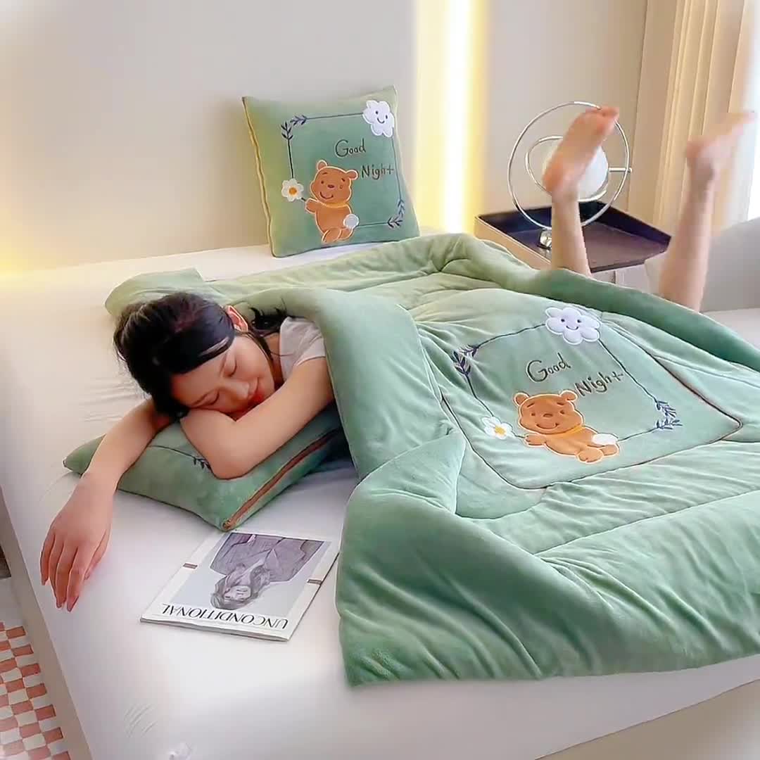 91家纺网 家纺一手货源 找家纺 阳光依佰抱枕被 2023新款牛奶绒多功能贴布绣抱枕被-顽皮熊 墨绿