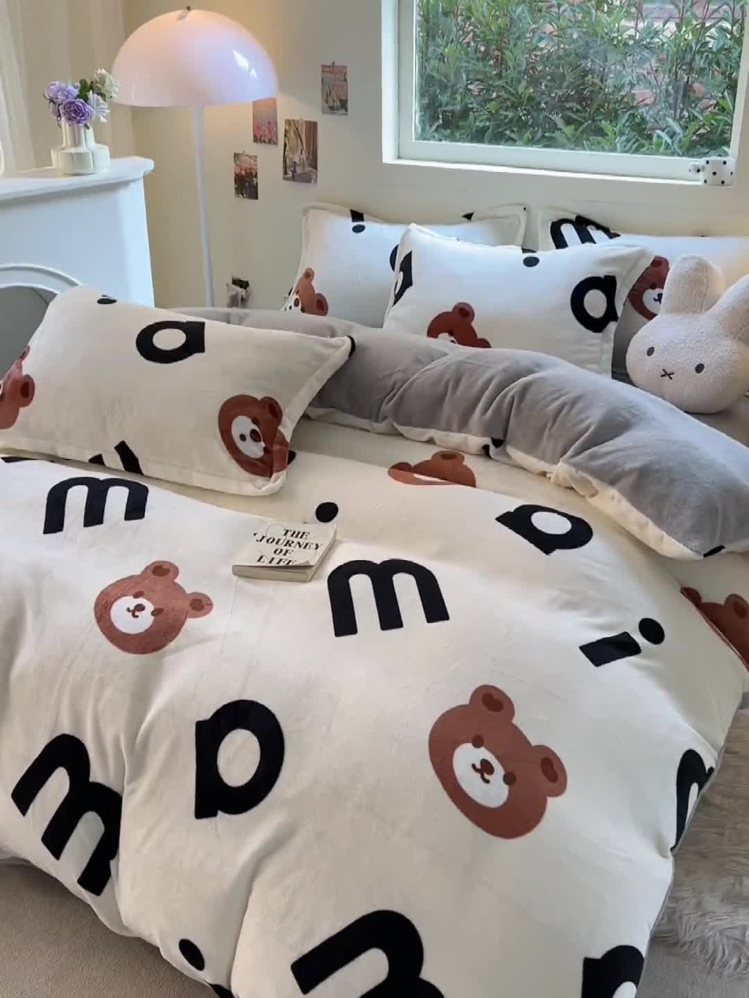 91家纺网 家纺一手货源 找家纺 慕尚 2025新款高克重加厚牛奶绒印花四件套-田园花卉系列 字母熊