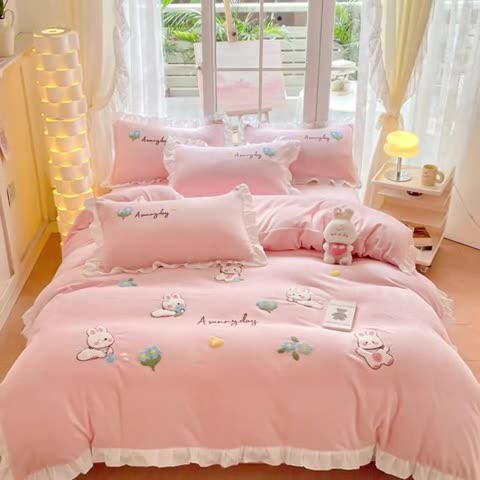 91家纺网 家纺一手货源 找家纺 易禾 2024新款牛奶绒毛巾绣兔绒荷叶边四件套-精灵 精灵兔-粉