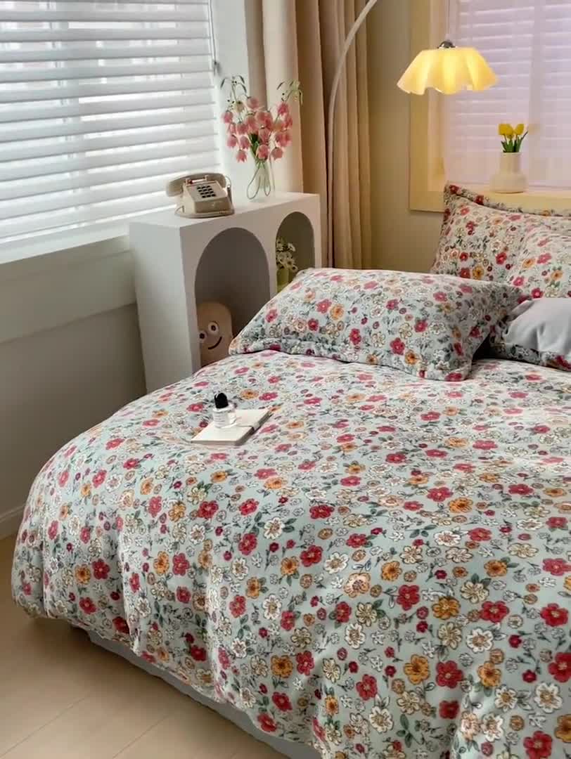 91家纺网 家纺一手货源 找家纺 畅畅家纺 2023新款活性印花小清新AB版加厚高克重法莱绒牛奶绒四件套 夕颜