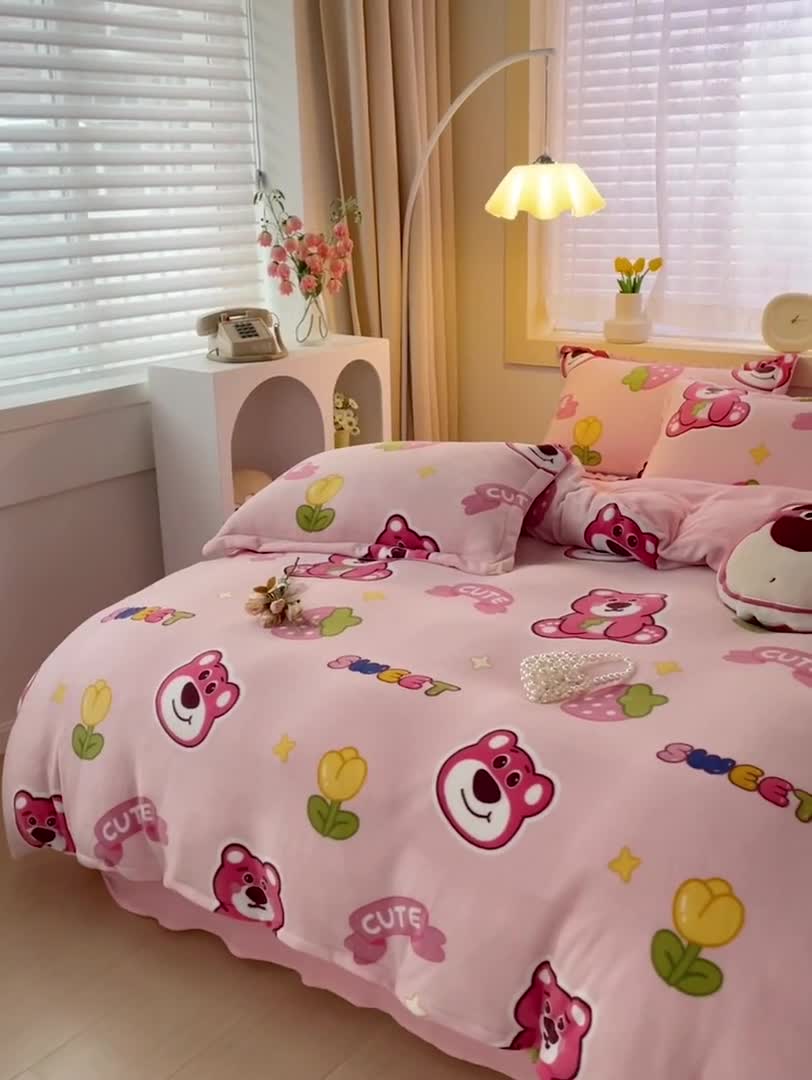 91家纺网 家纺一手货源 找家纺 畅畅家纺 2023新款活性印花小清新AB版加厚高克重法莱绒牛奶绒四件套 草莓熊