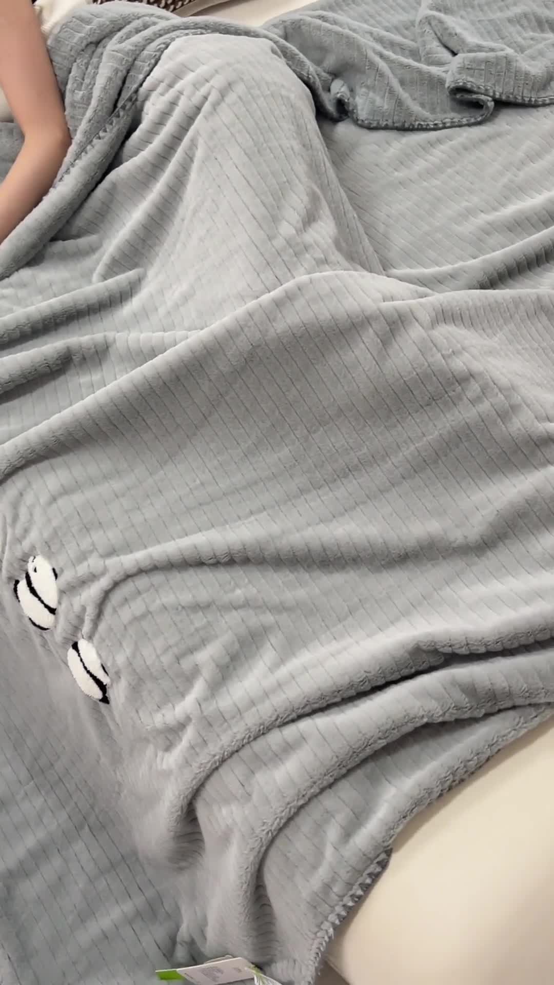 91家纺网 家纺一手货源 找家纺 法芙娜 2023新款纯色仿兔绒多功能高克重毛毯 浅灰色