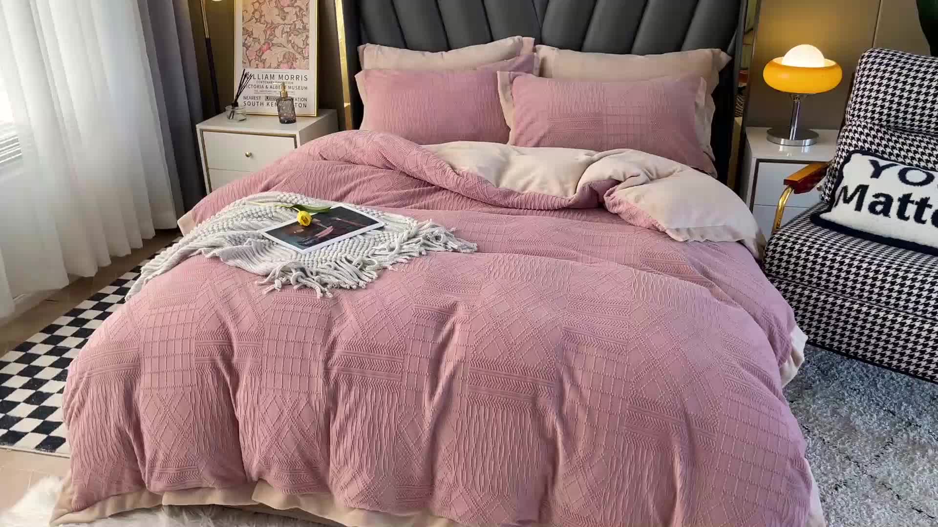 91家纺网 家纺一手货源 找家纺 宜家坊 2023秋冬新款A类素色牛奶绒拼边雕花四件套 安娜-豆粉