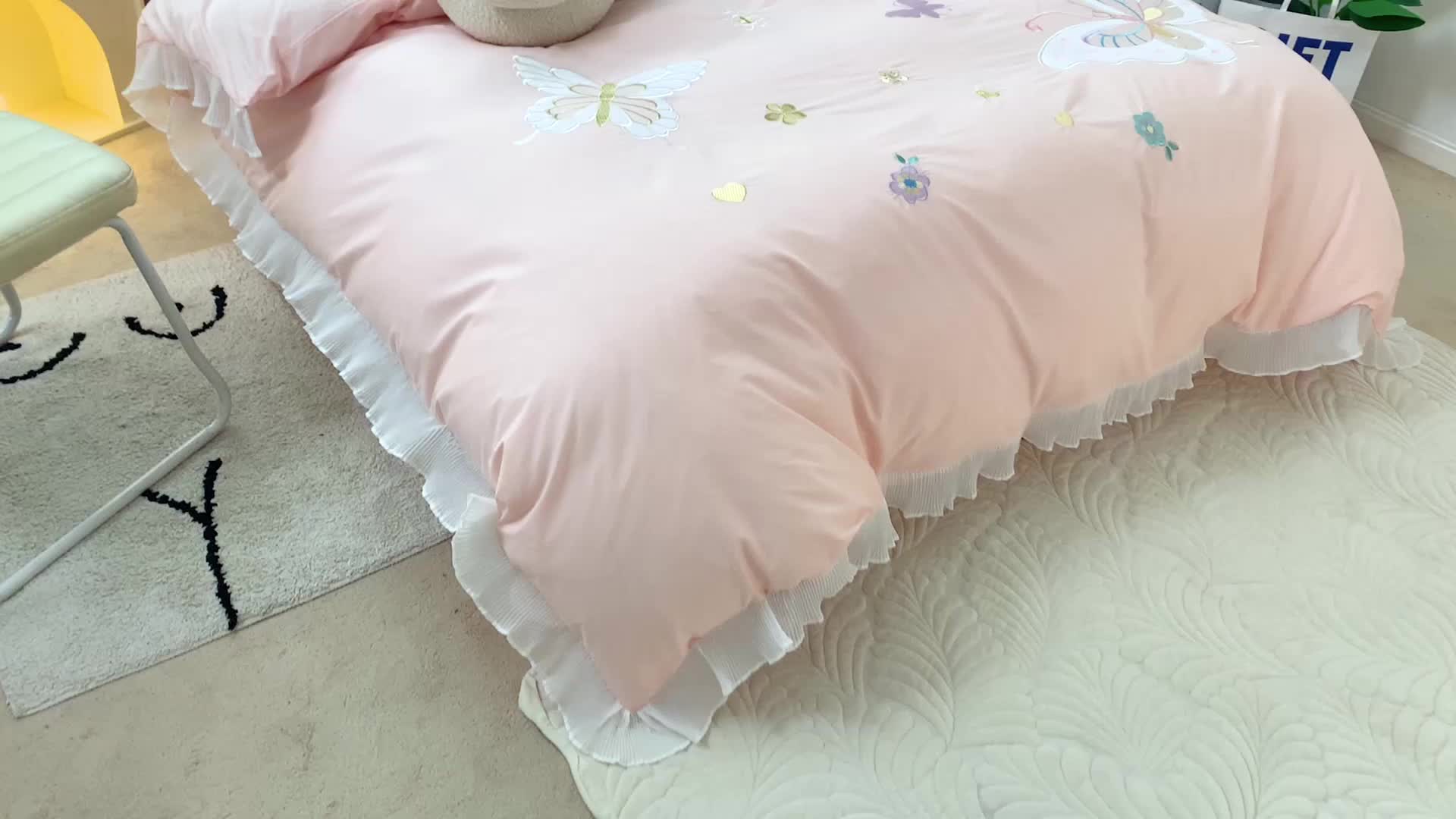 91家纺网 家纺一手货源 找家纺 2023新款A类母婴级全棉水洗棉绣花四件套--蝴蝶夫人系列棚拍图 蝴蝶夫人-粉