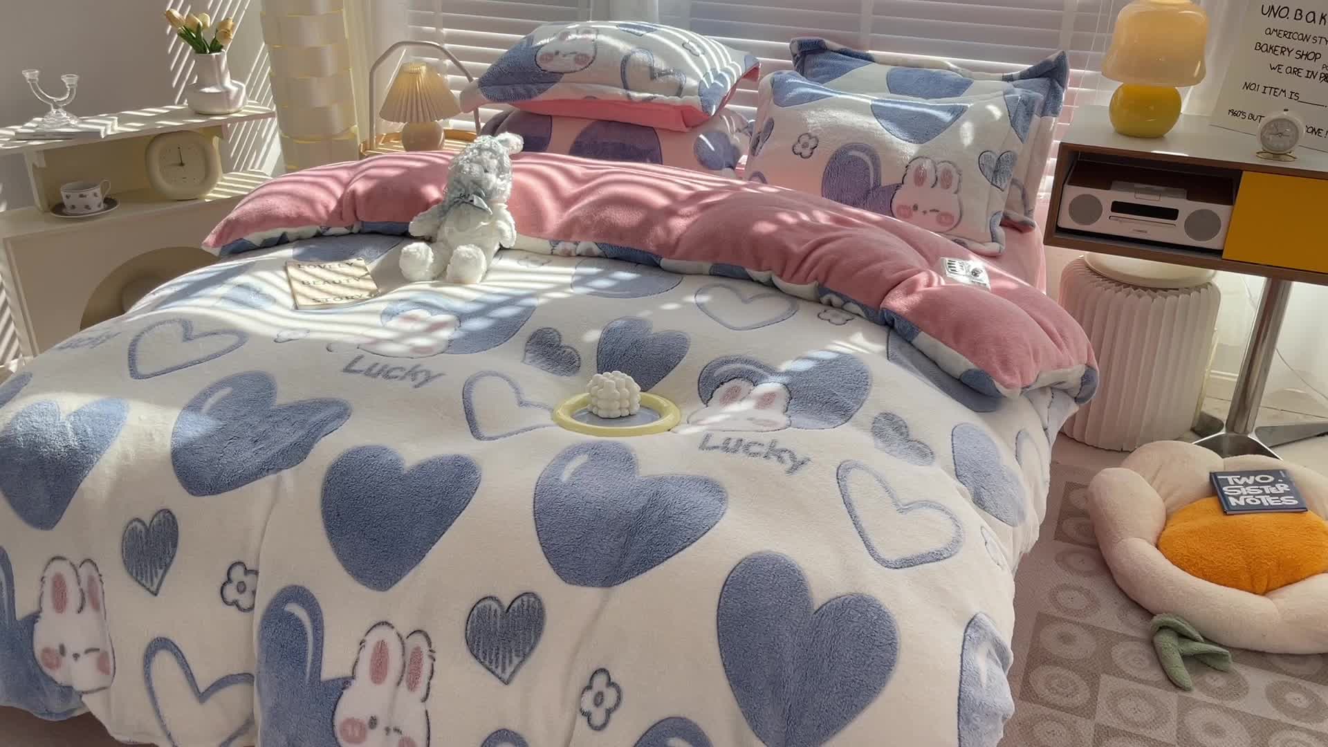 91家纺网 家纺一手货源 找家纺 宜家坊 2023新款高克重立体雪花绒四件套 系列一 爱心兔