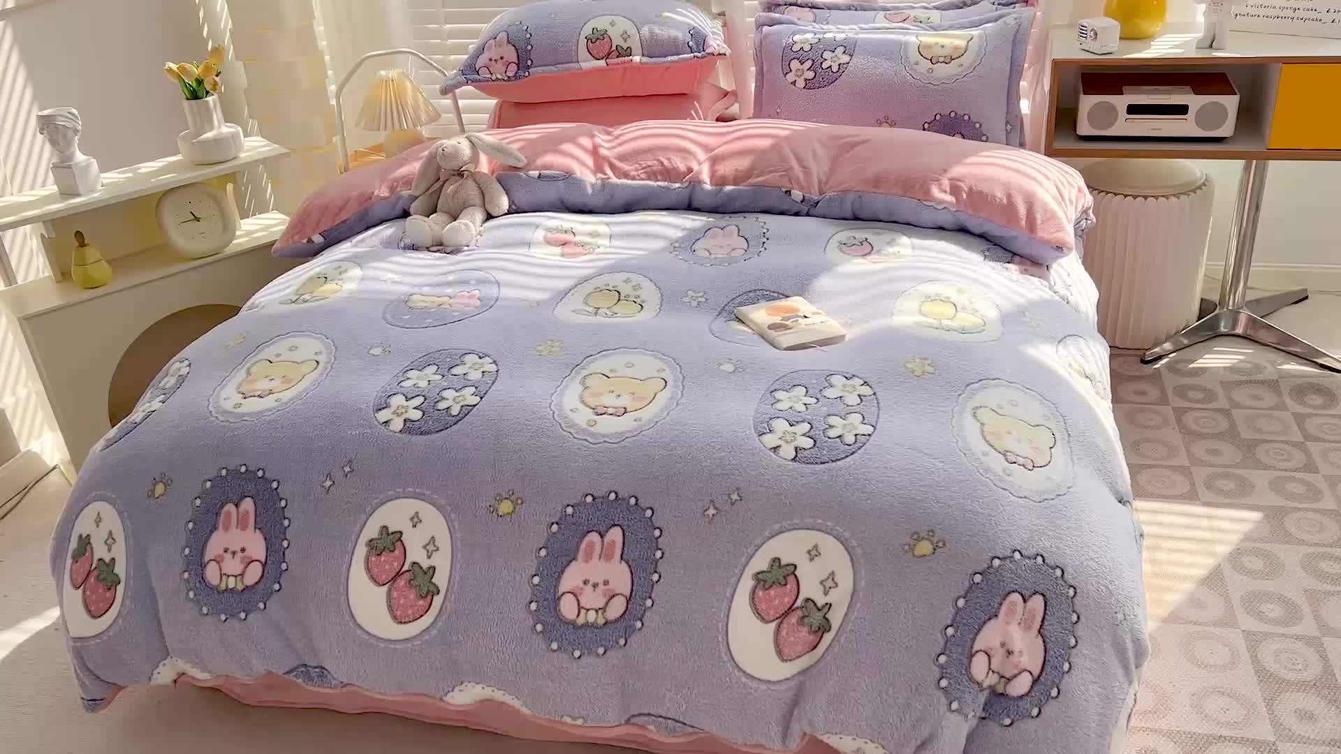 91家纺网 家纺一手货源 找家纺 宜家坊 2023新款高克重立体雪花绒四件套 系列一 草莓兔