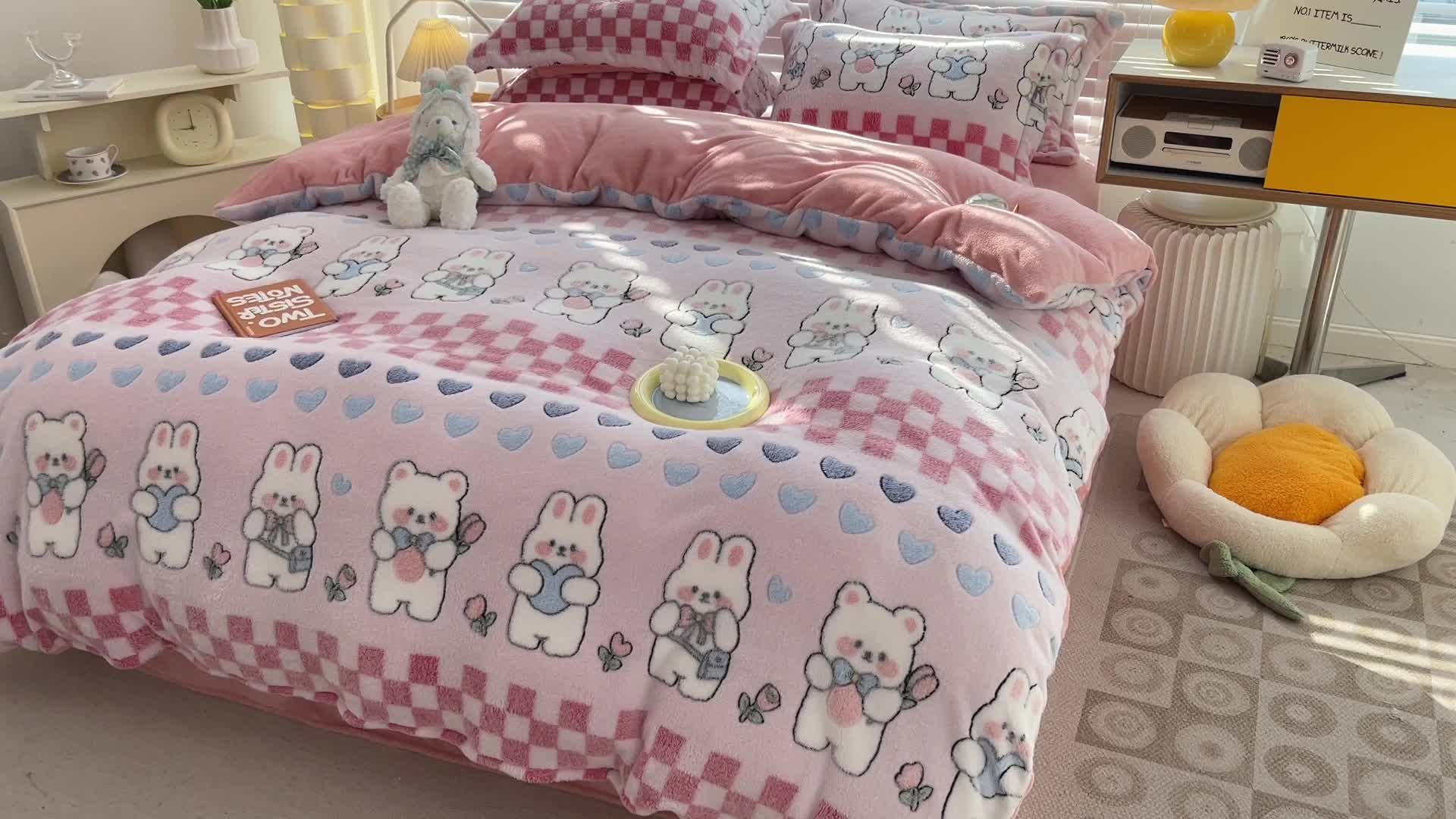 91家纺网 家纺一手货源 找家纺 宜家坊 2023新款高克重立体雪花绒四件套 系列一 爱心熊