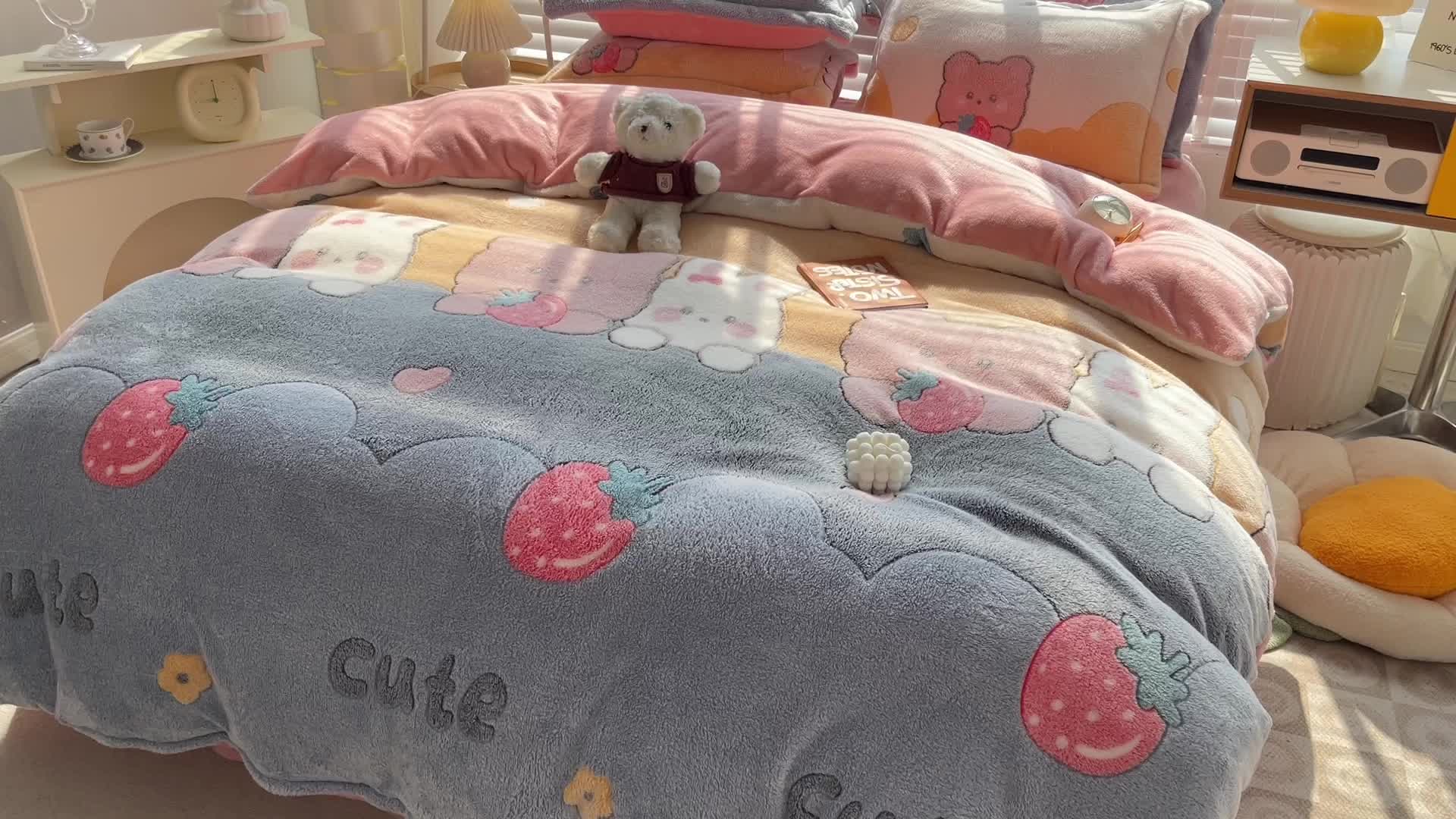 91家纺网 家纺一手货源 找家纺 宜家坊 2023新款高克重立体雪花绒四件套 系列一 草莓熊