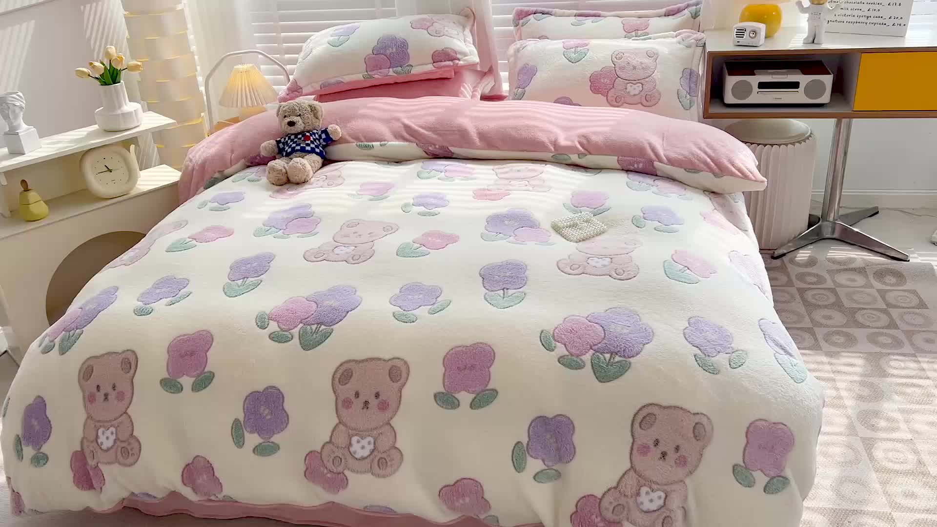 91家纺网 家纺一手货源 找家纺 宜家坊 2023新款高克重立体雪花绒四件套 系列一 快乐小熊