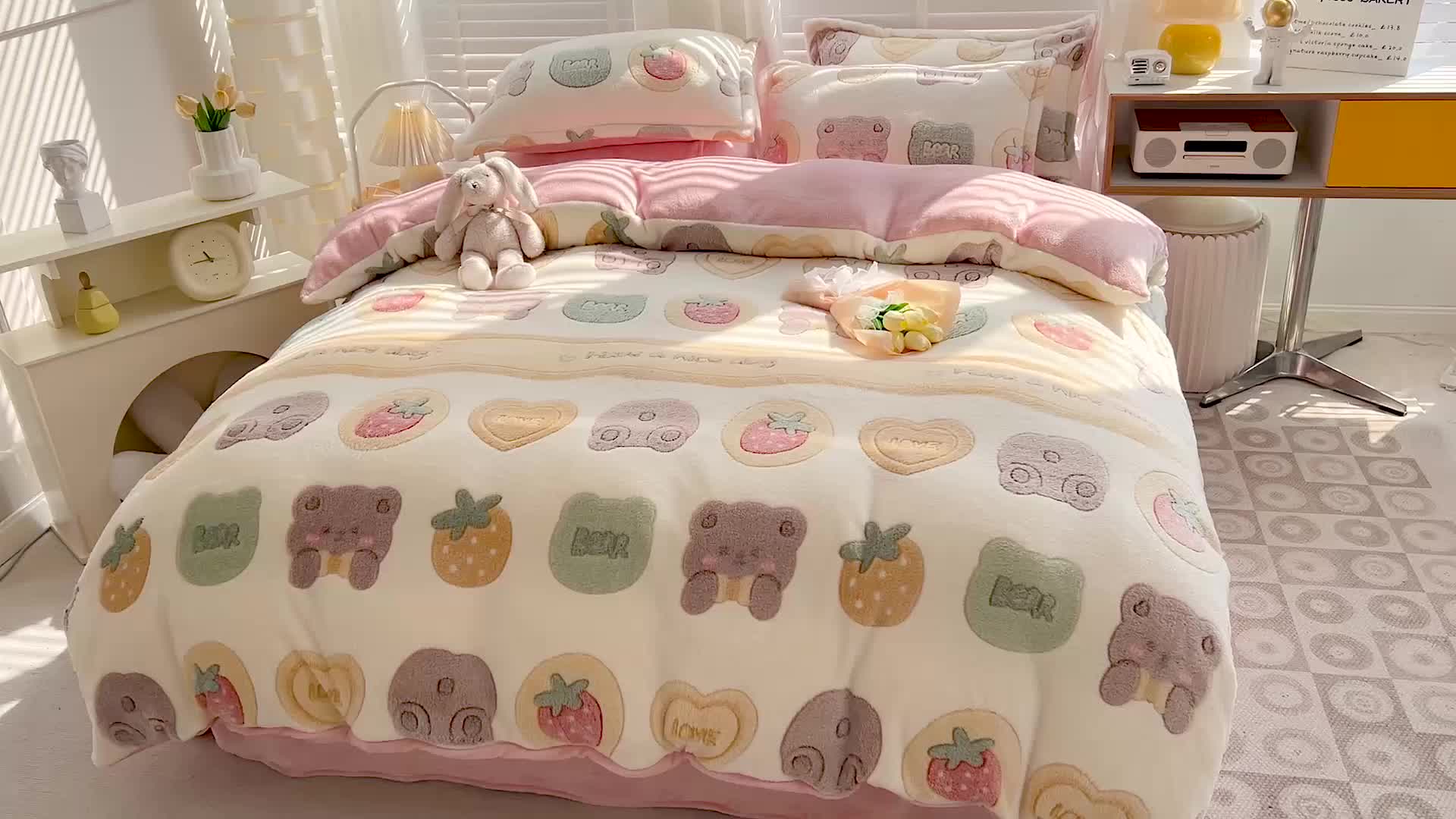 91家纺网 家纺一手货源 找家纺 宜家坊 2023新款高克重立体雪花绒四件套 系列一 熊熊乐园-米