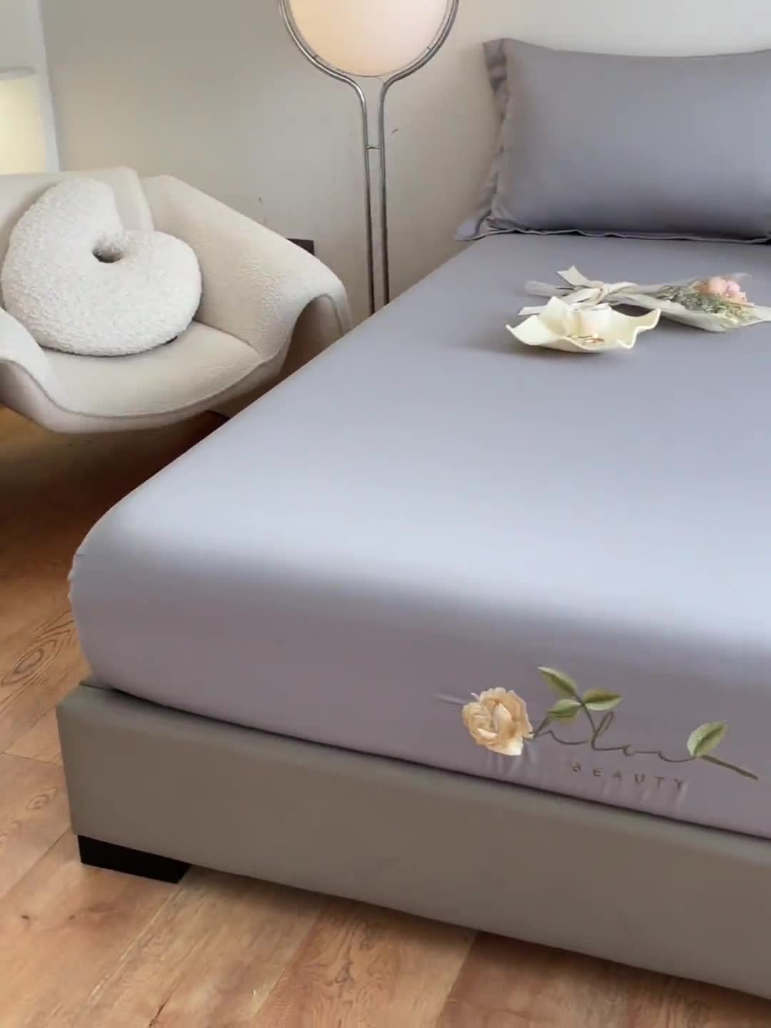 91家纺网 家纺一手货源 找家纺 50支贡缎轻奢刺绣床笠全棉床罩三件套防滑床垫套罩 Laura刺绣-典雅灰