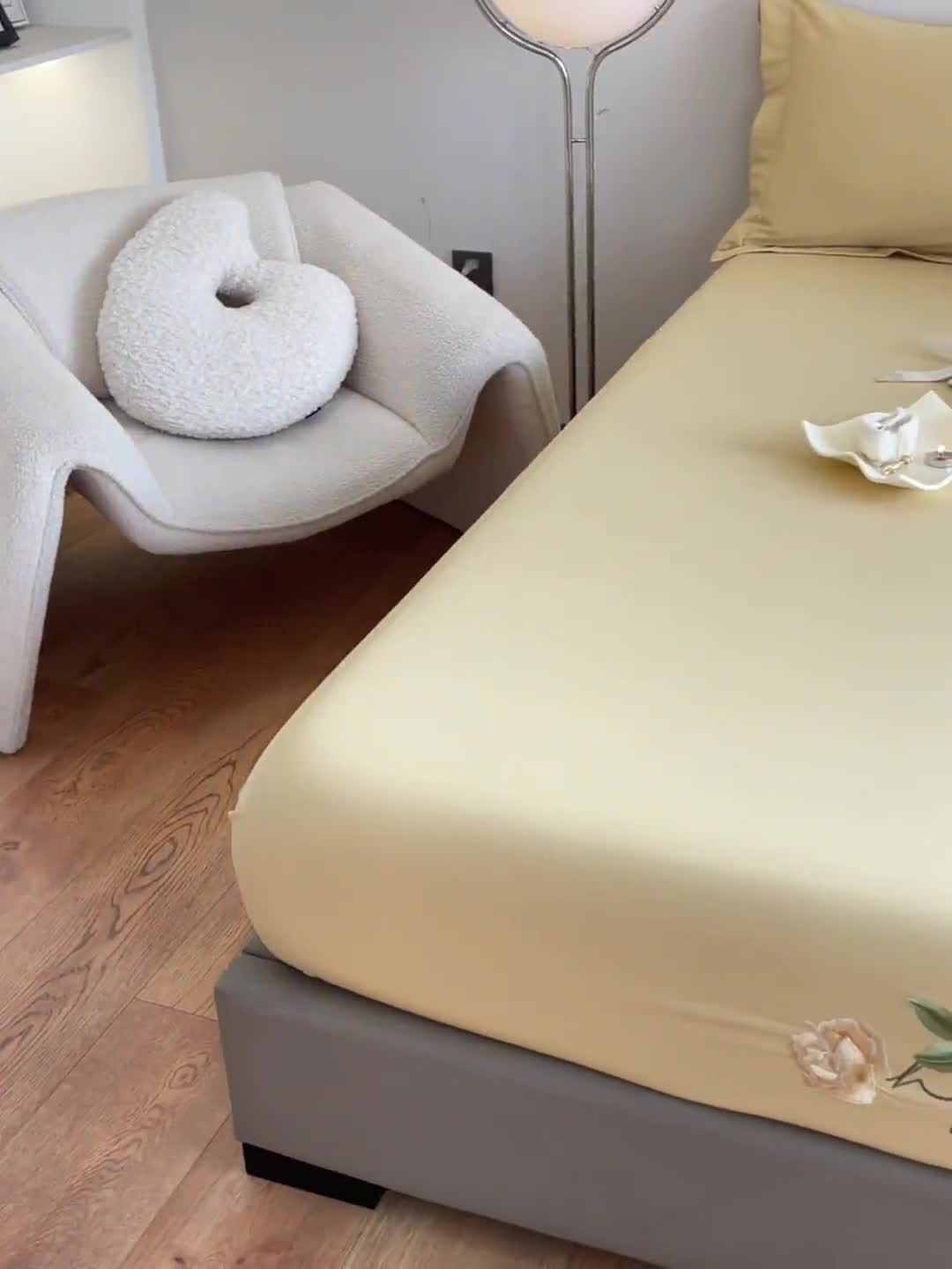 91家纺网 家纺一手货源 找家纺 50支贡缎轻奢刺绣床笠全棉床罩三件套防滑床垫套罩 Laura刺绣-奶茶米